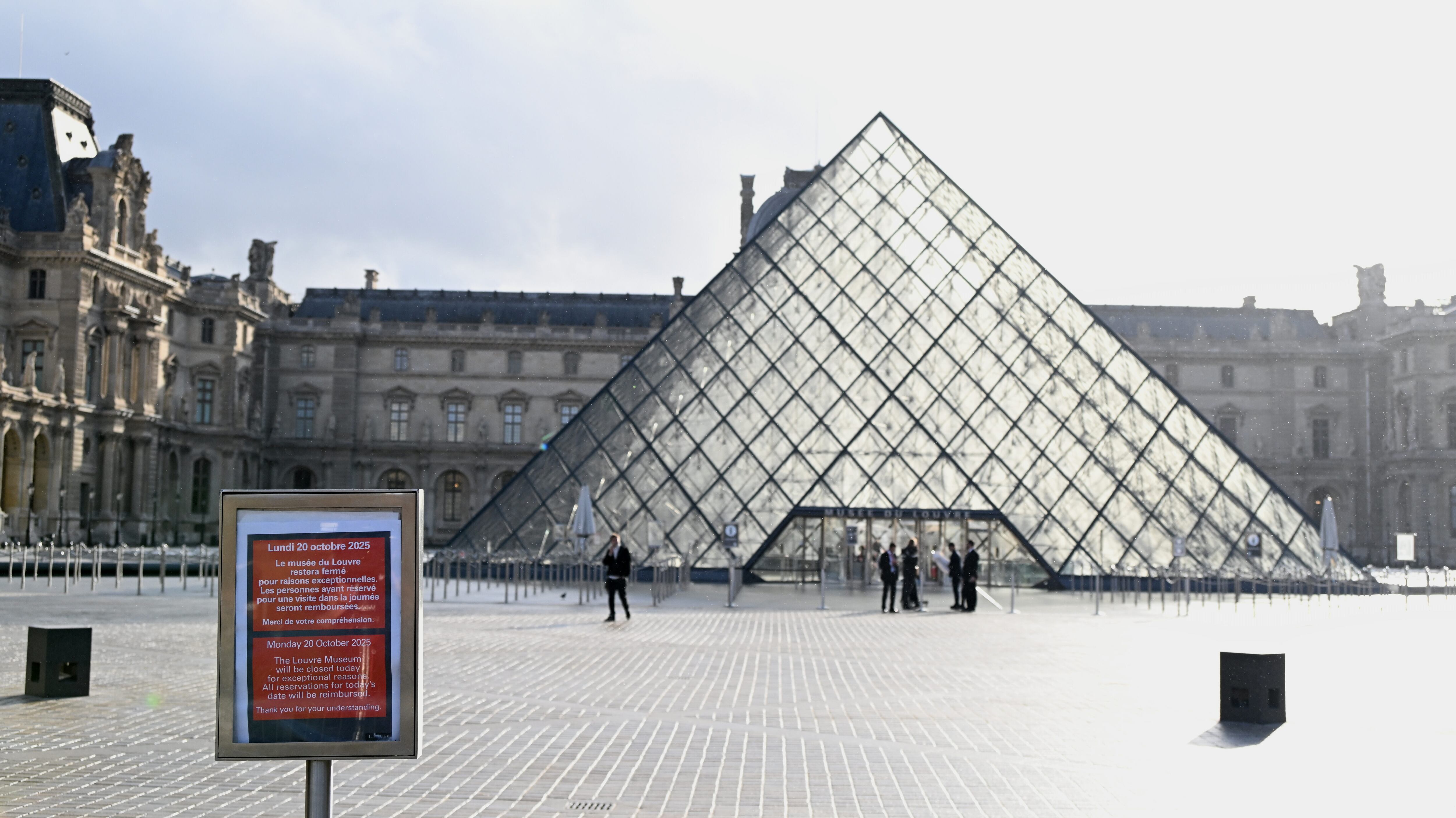 Louvre nel caos: l’acqua invade le sale dei capolavori italiani. Danni pesantissimi agli affreschi