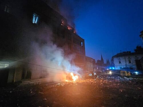 Droni e bombardieri Tu-95ms: raid russi su Kiev e altre città. E la Polonia fa decollare i caccia