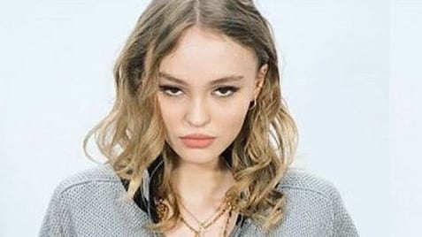 Lily-Rose Depp posa in topless per Vogue, i fan la contestano per l'età