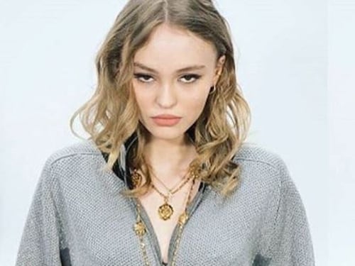 Lily-Rose Depp posa in topless per Vogue, i fan la contestano per l'età