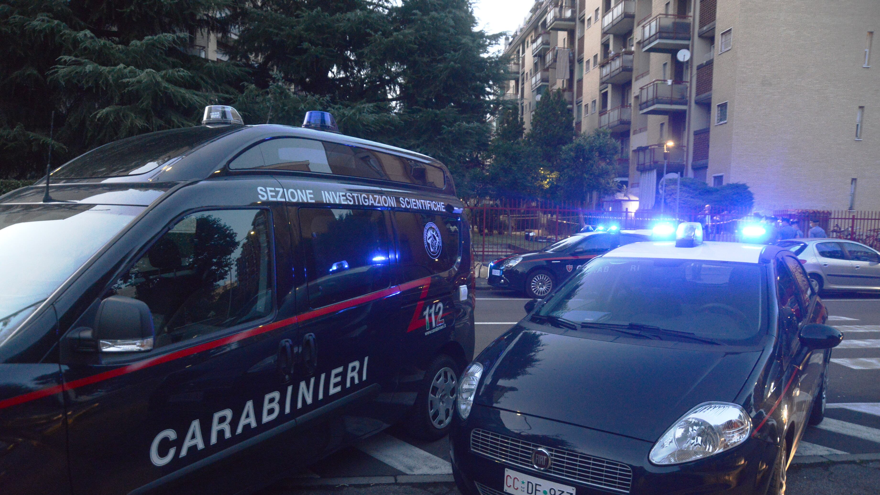Piazza Mercanti caos: un accoltellato