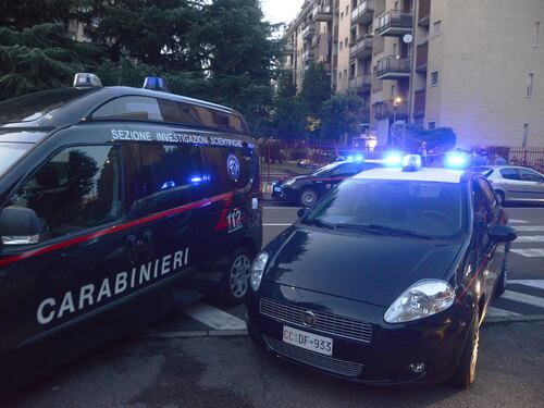 Piazza Mercanti caos: un accoltellato