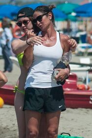 Michelle Hunziker, sexy in spiaggia con le figlie 23