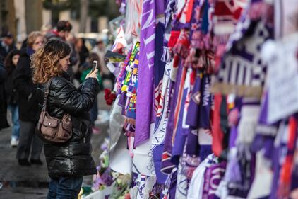 L'ultimo saluto ad Astori: i tifosi della Fiorentina in massa a Coverciano 11
