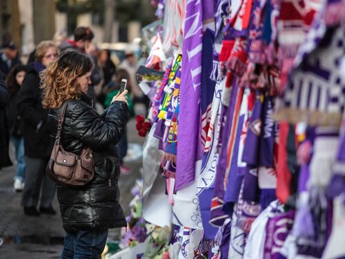 L'ultimo saluto ad Astori: i tifosi della Fiorentina in massa a Coverciano