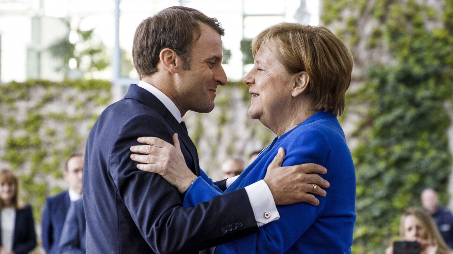 Macron incorona Merkel: "Lei presidente della Commissione Ue"