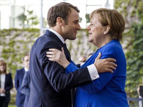 Macron incorona Merkel: "Lei presidente della Commissione Ue"