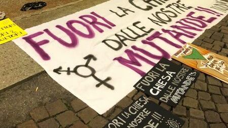 "Fuori la Chiesa dalle nostre mutande". Dalle femministe pro-aborto biancheria contro l'Arcivescovado