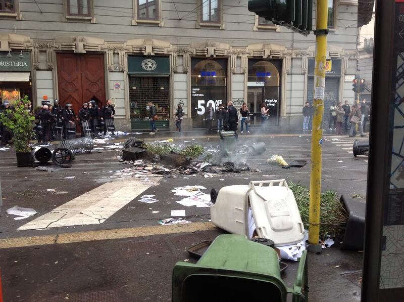 La distruzione dopo la prima carica dei Black Bloc 16