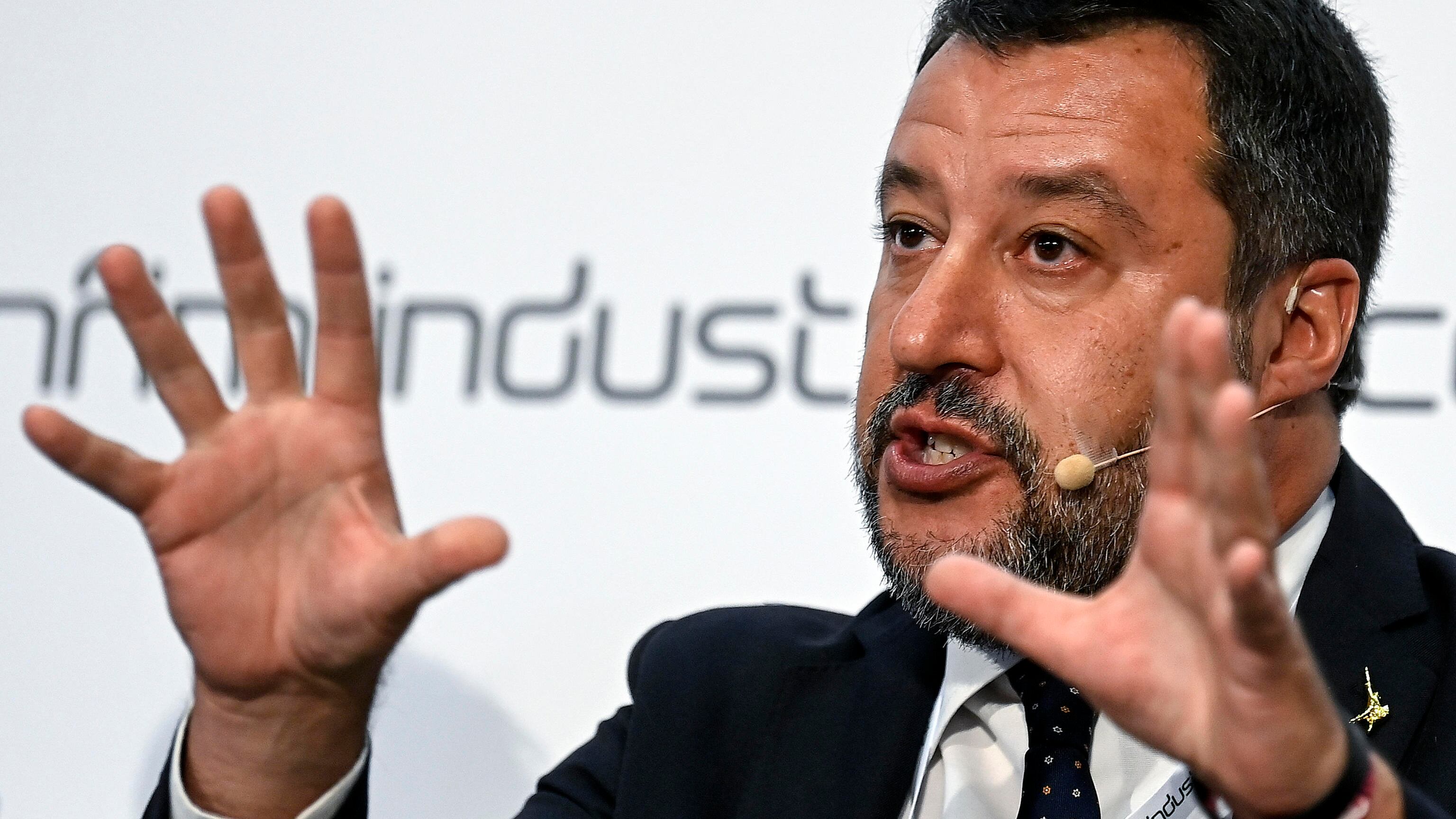 Salvini rilancia la flat tax: "In 5 anni anche per i dipendenti"