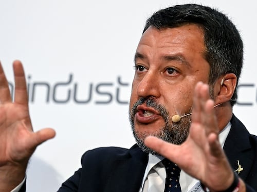 Salvini rilancia la flat tax: "In 5 anni anche per i dipendenti"