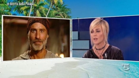 Isola dei Famosi, Paola Barale e la sorpresa per Raz: "Io e lui ci ameremo per sempre"