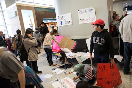 Musulmani pregano all'aeroporto di Dallas per protestare contro Trump 10