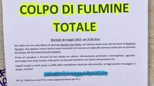 Roma, colpo di fulmine in metro. Il cartello d'amore diventa virale