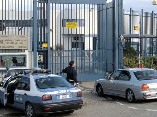 "La mia tv è rotta". Così il detenuto magrebino ha pestato l'agente