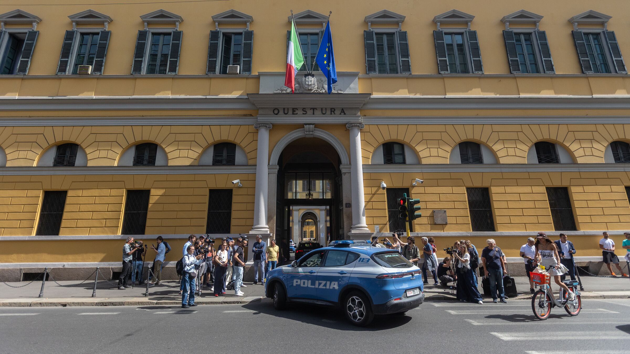 Trova un portafogli e lo consegna alla polizia: dentro ci sono due dosi di cocaina, scatta la segnalazione