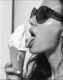 Instagram diventa bollente: ecco le star senza veli 3