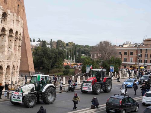 I trattori sfilano nel centro di Roma. "Aspettiamo la convocazione del governo"