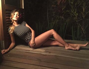 Cristina Buccino in microbikini pubblicizza il suo sito 7