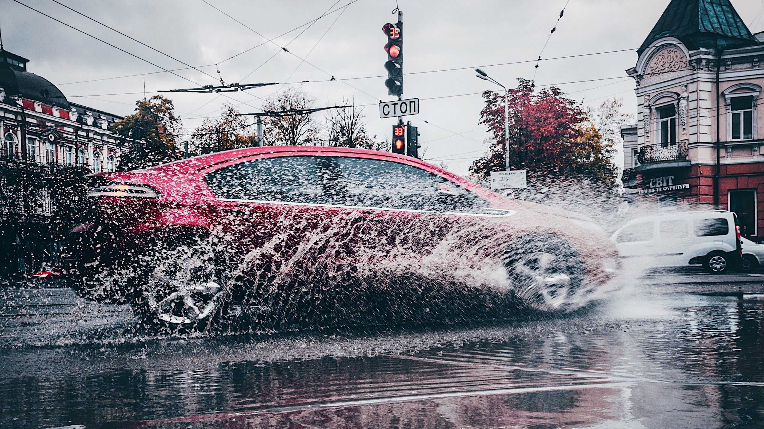 Auto elettriche e acqua, cosa si rischia?
