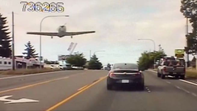 Usa, l'atterraggio di emergenza su una strada trafficata