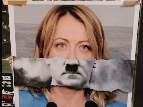 Meloni come Hitler in vetrina a Bolzano: ancora odio rosso contro il premier