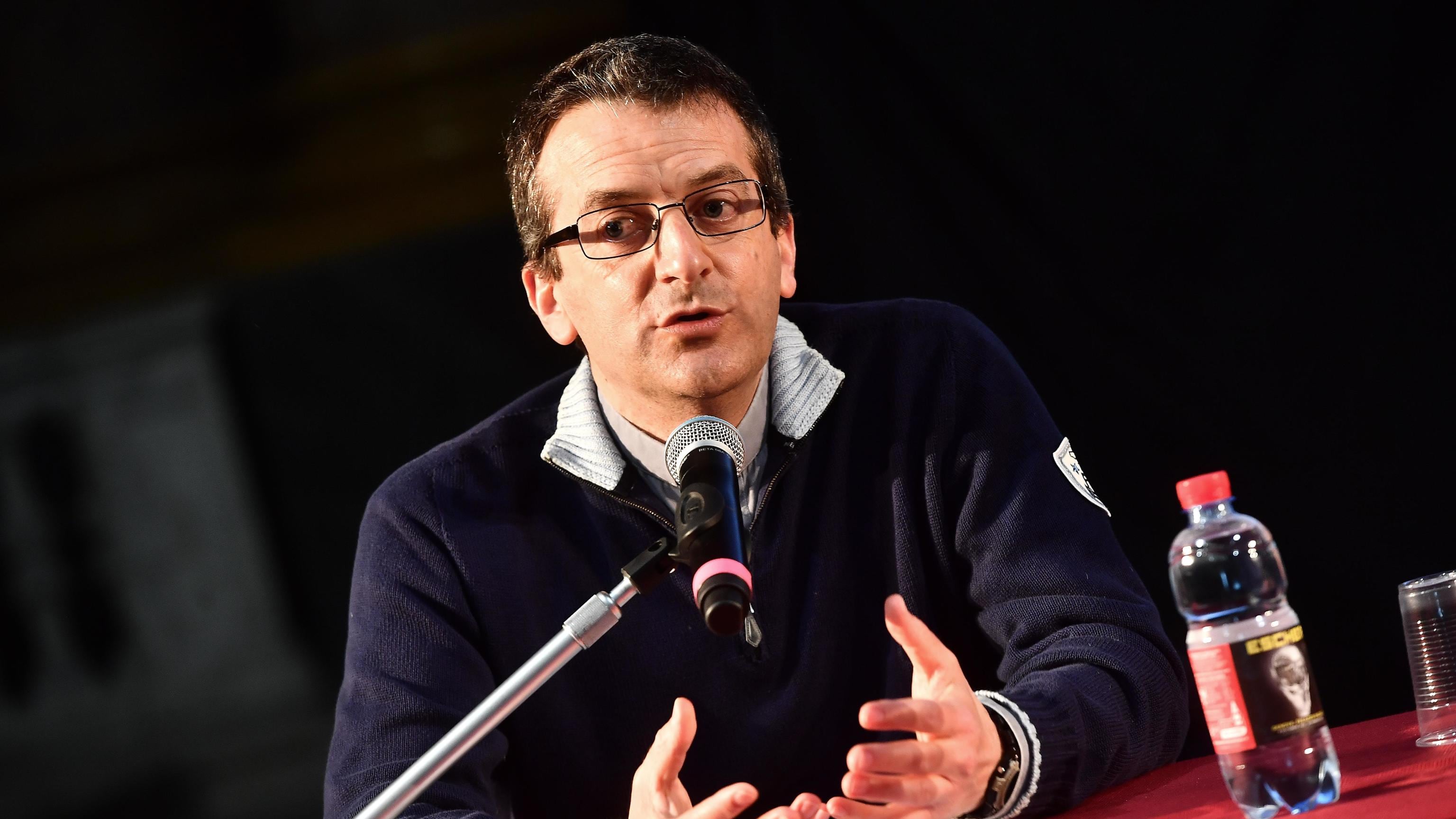 Sospeso il don pro unioni gay. I parrocchiani lo difendono
