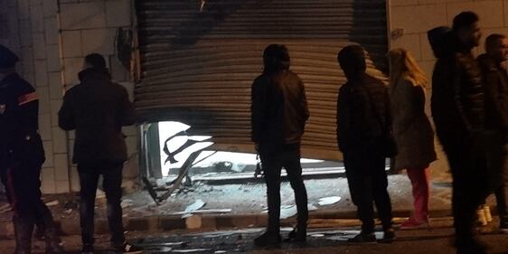 Afragola, bomba esplode contro autosalone 3