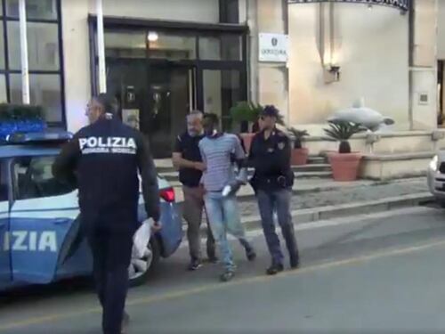 Nigeriano stacca a morsi dito di un agente, viene espulso ma sparisce nel nulla