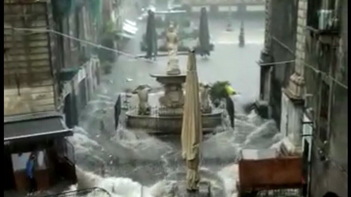Morto travolto dall'acqua per strada: caos a Catania