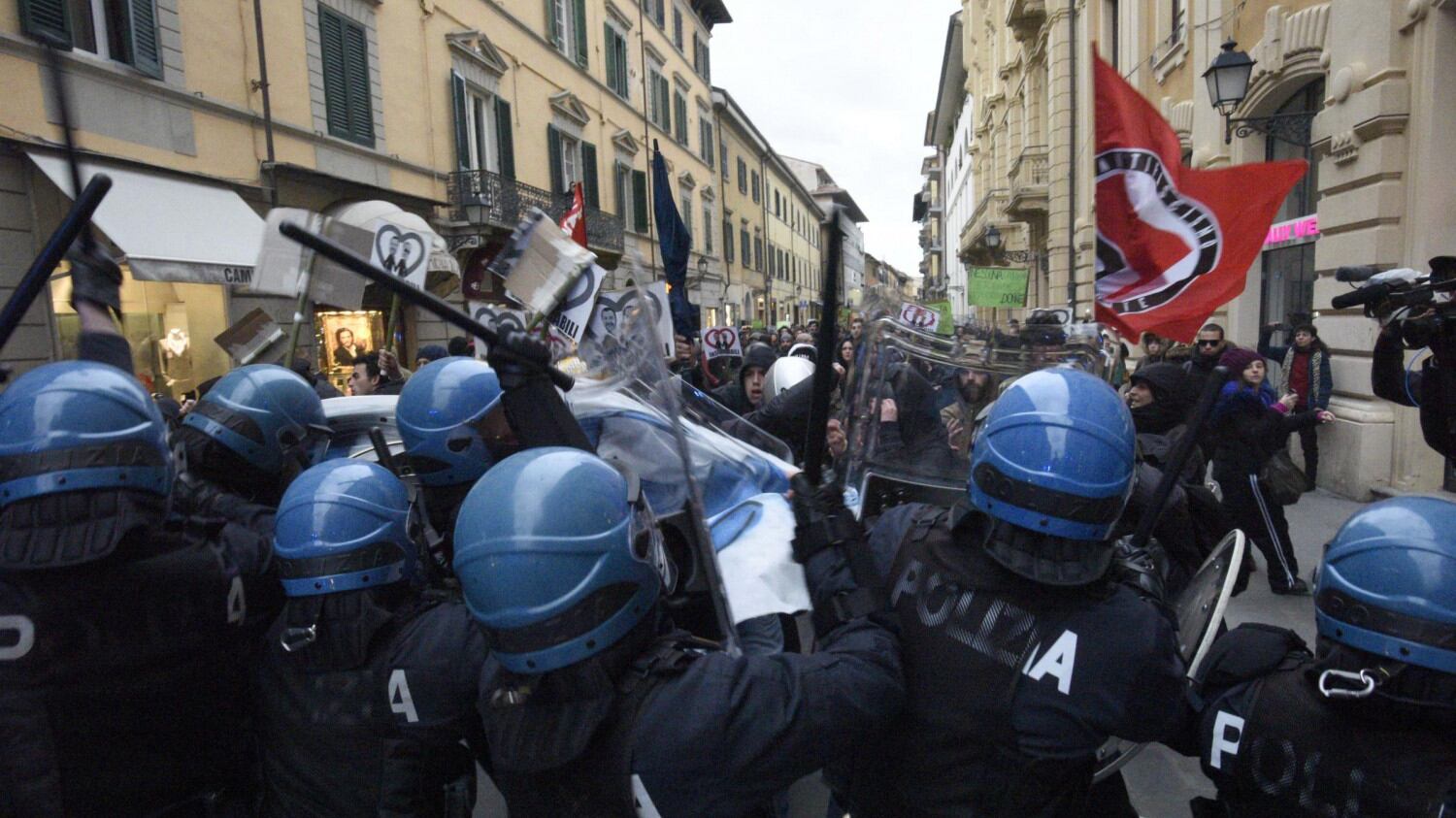 La cattiva maestra no global: "I poliziotti devono morire"