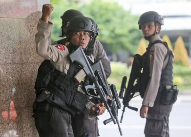 Agenti dispiegati contro gli attacchi a Giacarta 3