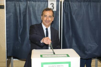 Da Berlusconi a Parisi: i big votano a Milano 15