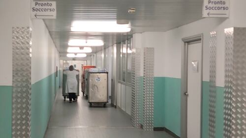Carrelli del vitto lungo il corridoio del pronto soccorso
