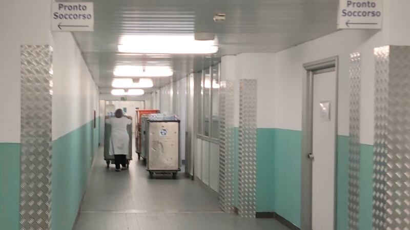 Carrelli del vitto lungo il corridoio del pronto soccorso