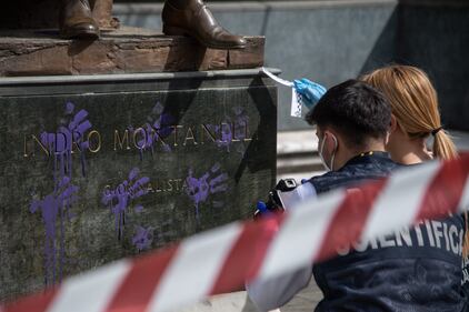 Vandalizzata la statua di Indro Montanelli a Milano  6