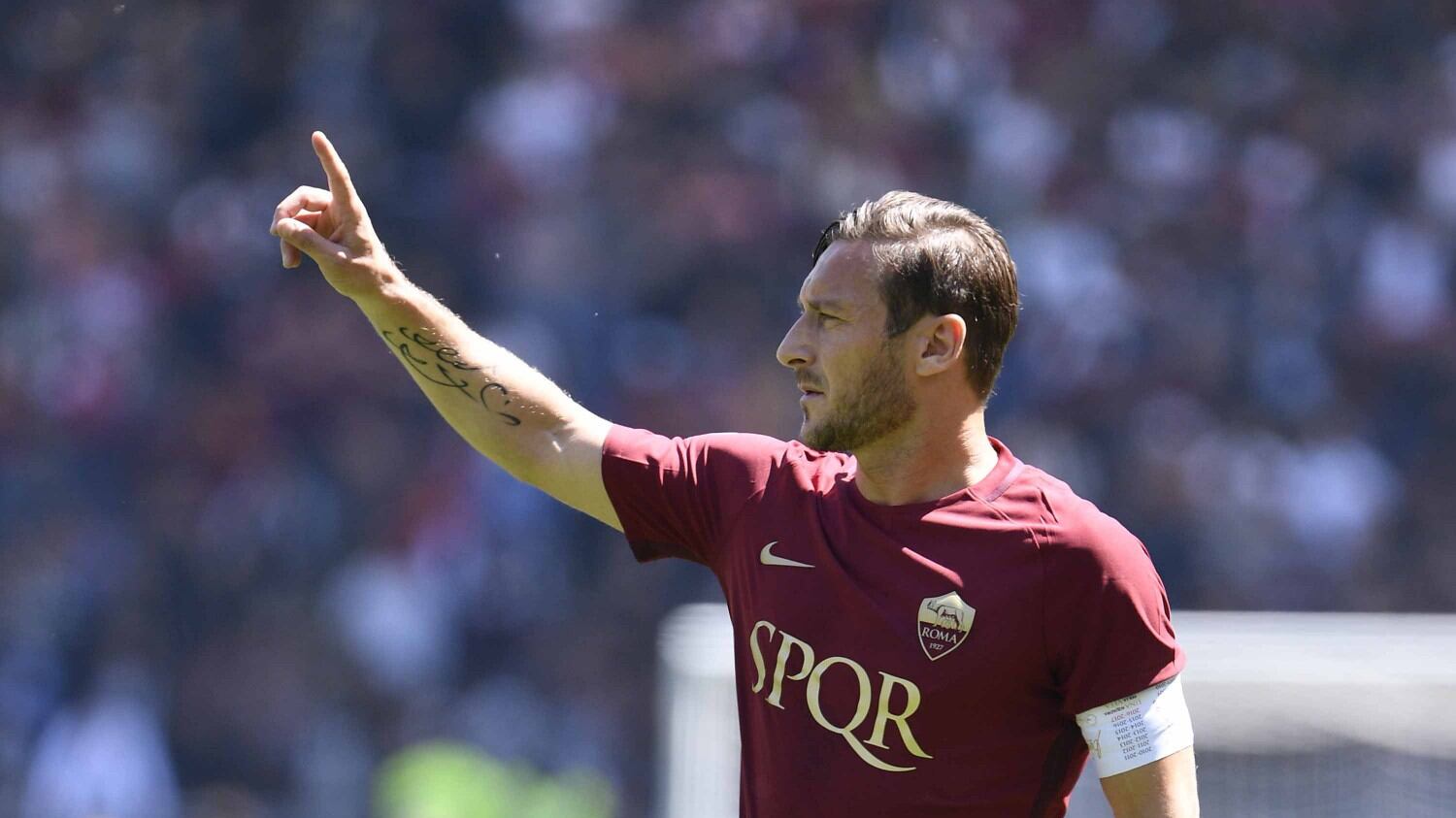 Addio di Totti alla Roma, il tributo di Carlo Verdone: "Piangerò senza tristezza"
