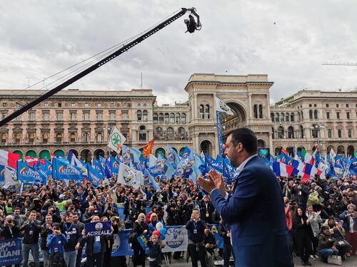 Migranti, la lite a distanza tra Salvini e papa Francesco