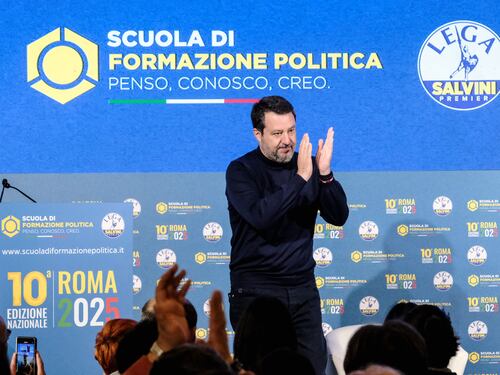 Salvini: "Ue costruita sull'arroganza. Macron? Ormai si sente Napoleone"