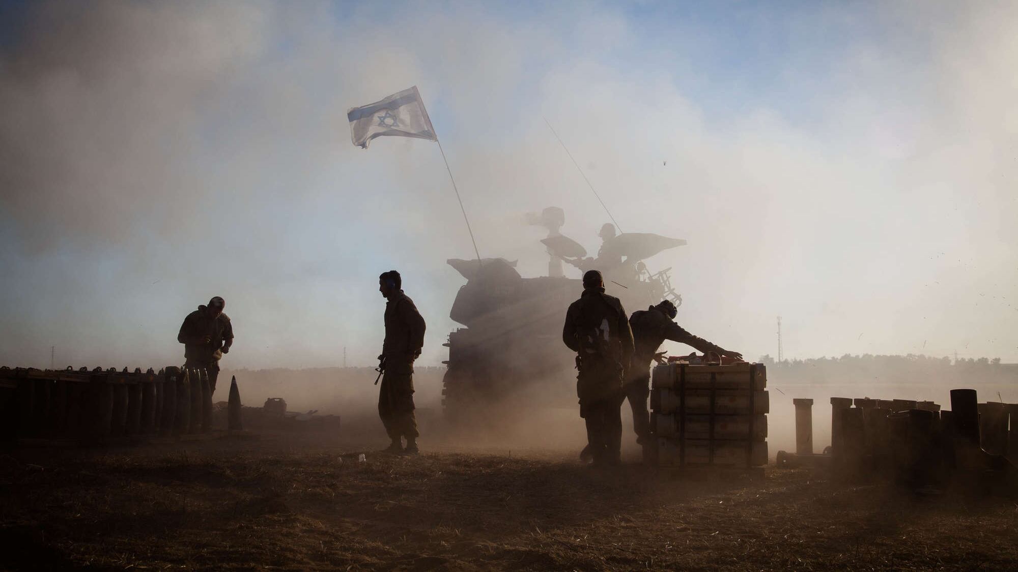 Israele, ritiro parziale da Gaza ma i raid continuano