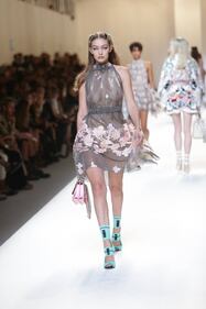 Gigi Hadid a seno nudo per Fendi 19