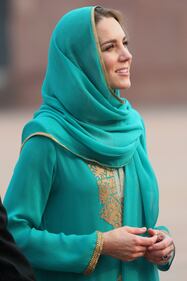 Kate Middleton con il velo, durante la sua visita in Pakistan 1