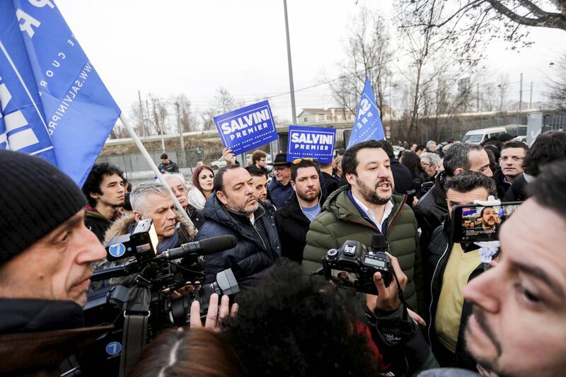 Torino, Salvini circondato dai bambini rom 2