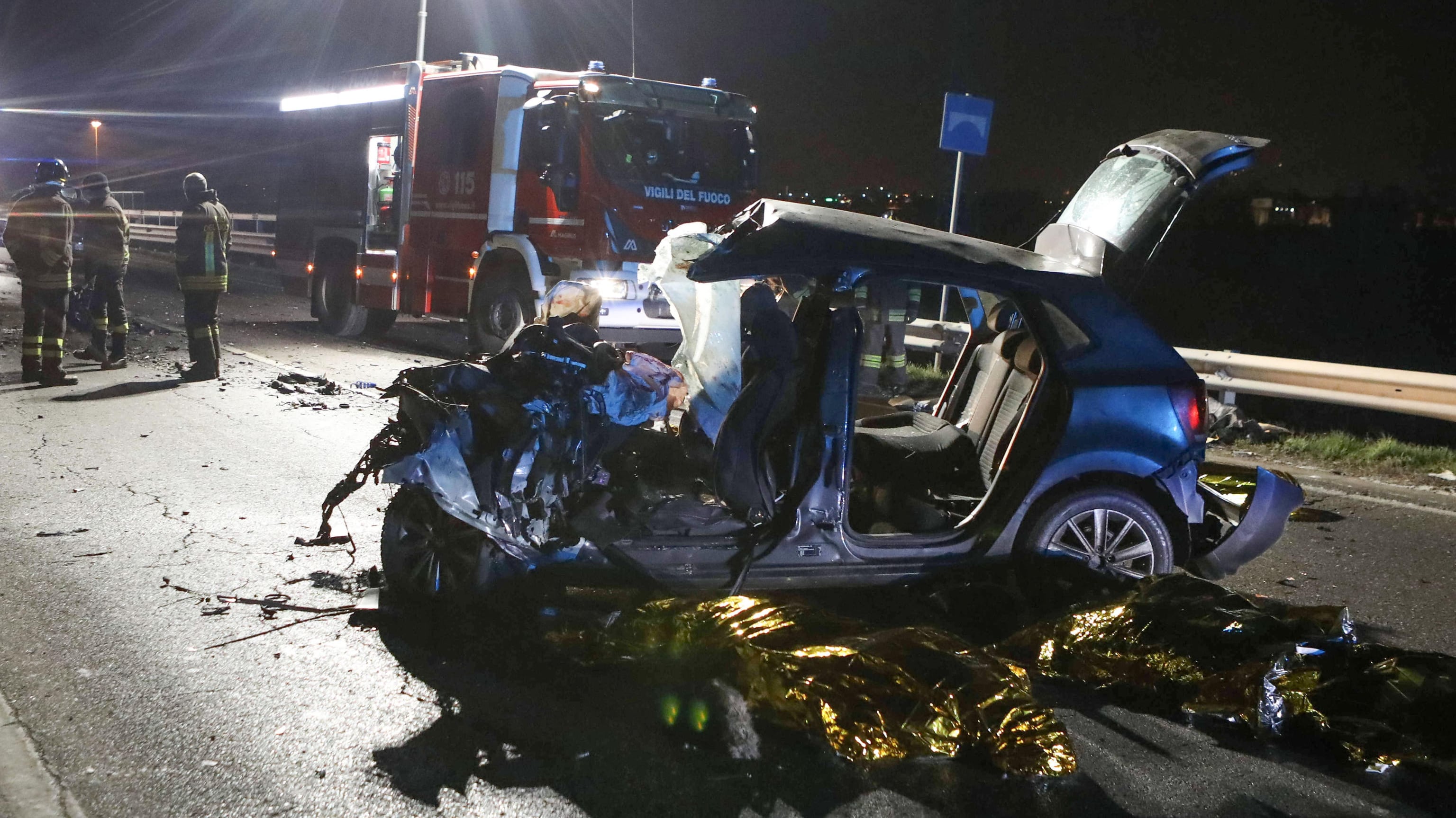 Lo spaventoso schianto contro il bus: morti 5 giovani