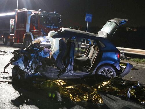 Lo spaventoso schianto contro il bus: morti 5 giovani