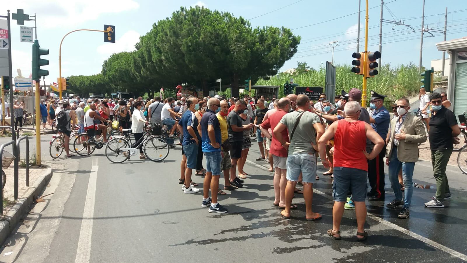 Calabria, proteste per i migranti positivi: scende in campo l'esercito
