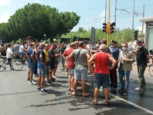 Calabria, proteste per i migranti positivi: scende in campo l'esercito