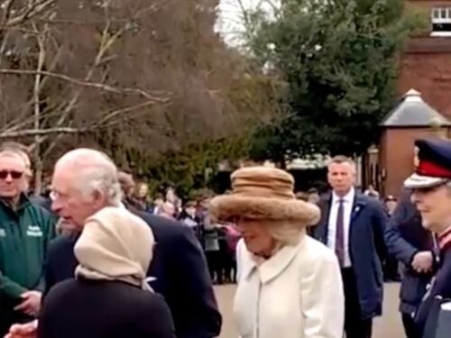 “Sprecate i nostri soldi”. Gli antimonarchici attaccano Carlo e Camilla