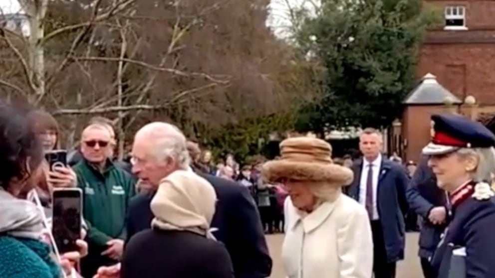 “Sprecate i nostri soldi”. Gli antimonarchici attaccano Carlo e Camilla