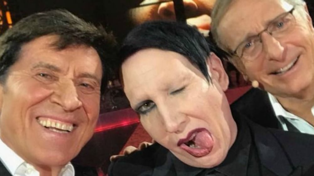 Morandi si fa il selfie con Manson e divide i fan: "Scherzi col fuoco"